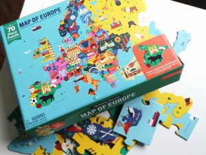 nauka przez zabawę, układamy puzzle z mapami